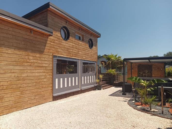Camping pour 4 personnes, avec Jacuzzi ainsi que Terrasse et Jardin