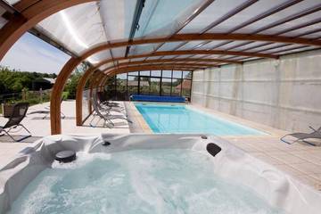 Gîte pour 4 personnes, avec piscine ainsi que jacuzzi et jardin dans la Manche