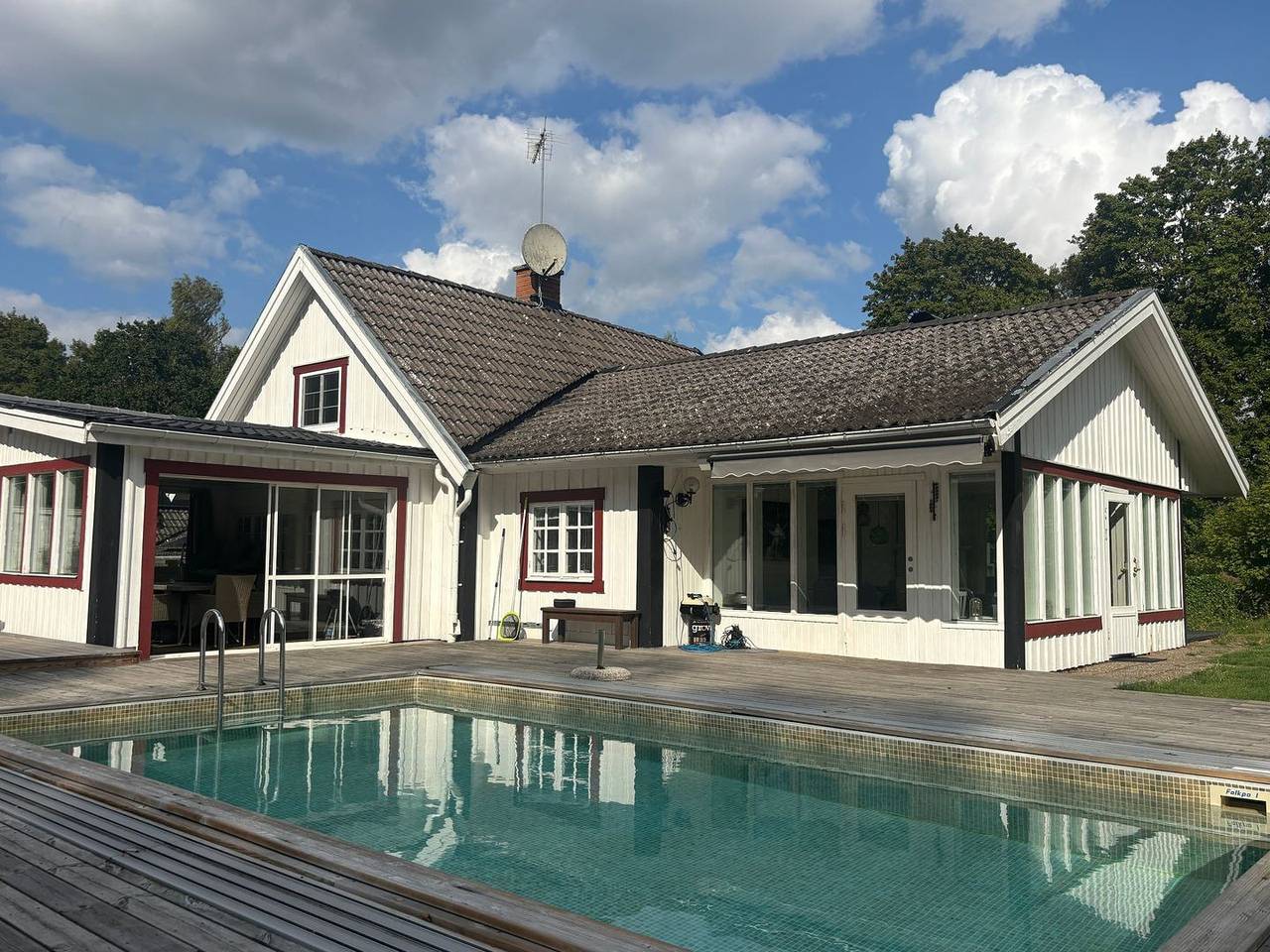Villa Waldsee – Ferienhaus am See mit Pool, Hot Tub & Sauna in Småland in Emmaboda und Umgebung