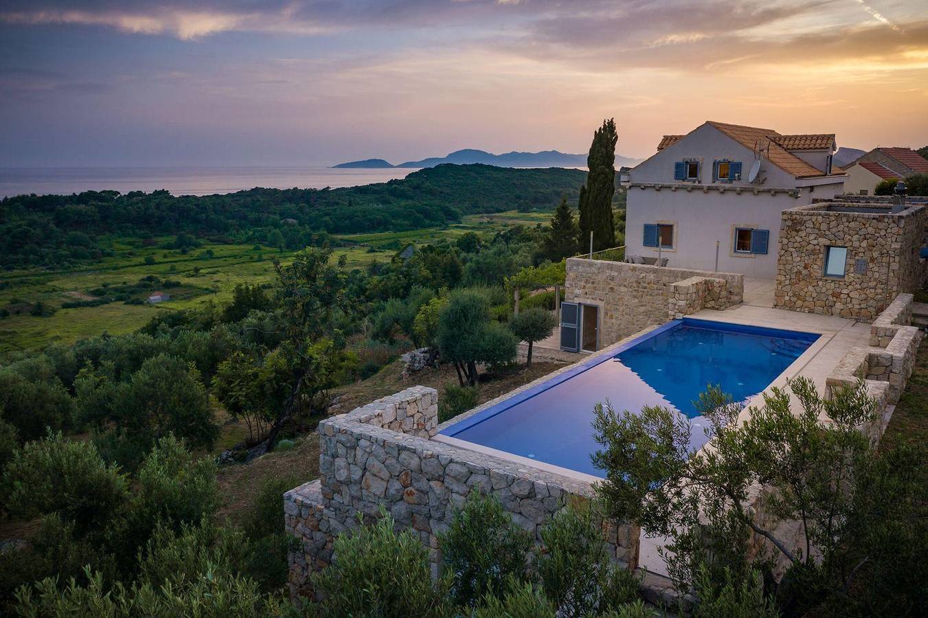 Ferienvilla mit Infinity-Pool, in der Privatsphäre eines wundervollen Gartens mit vielen Oliven- und Obstbäumen gelegen in Grad Dubrovnik, Dubrovnik-Neretva