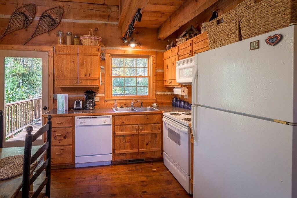 Four abgelegenen Acker - Authentische Hand behauenen Log Cabin - South Fork New River in Blue Ridge Parkway, Ashe County