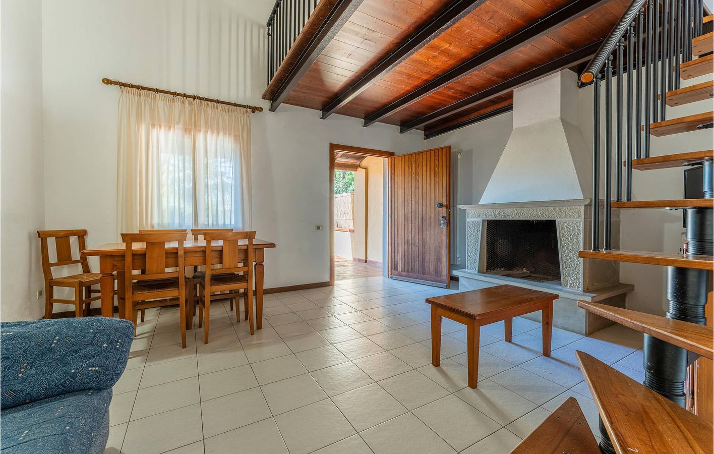Entire holiday apartment, Beachside Apartment with A/C & Parking in Giannella, Grosseto Province