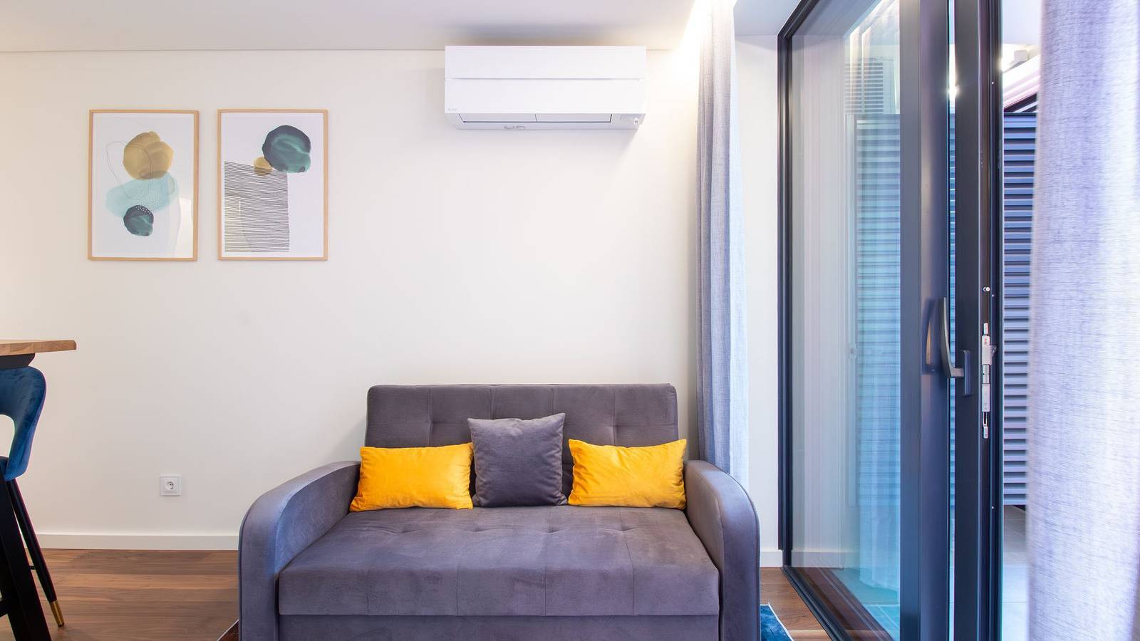 Apartamento inteiro, Central Gaia 1Br Flat w/ Balcony by Lovelystay in Mafamude e Vilar do Paraíso, Distrito do Porto