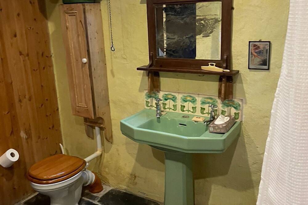 Enchanting 2-bedroom cottage  near charming Durrus village and Bantry town in County Cork