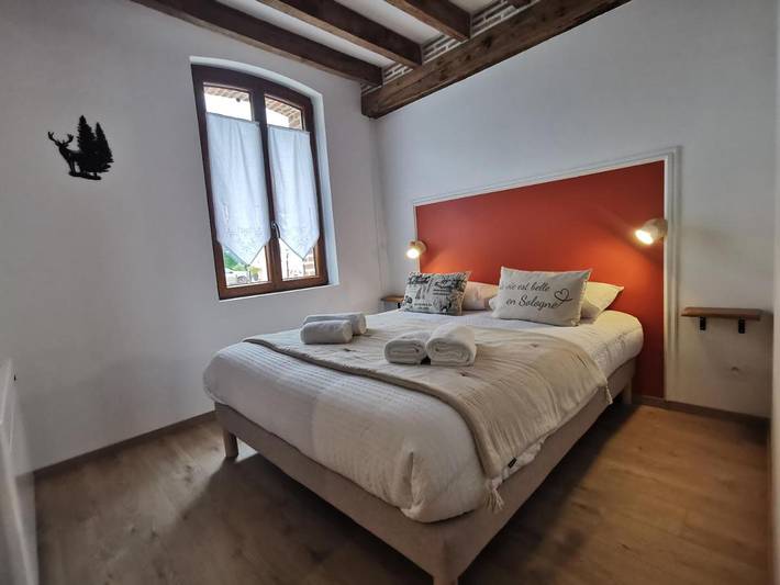 Location de vacances pour 2 personnes, avec vue et terrasse ainsi que jardin et piscine dans Loreux