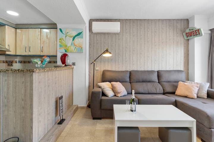 Apartamento entero, Apartamento 'Beachfront' con piscina comunitaria, Wi-Fi y aire acondicionado in Torrequebrada, Benalmádena