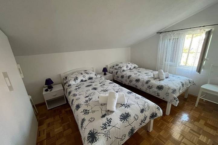 Ganze Wohnung, Ferienwohnung Željko - Maslinica in Maslinica, Solta