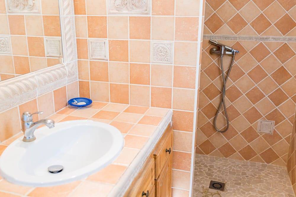 Entire apartment, Magnificent Cottage with dominant view swimming pool and heated jacuzzi (Le Palmier) in Langlade, Nimes region