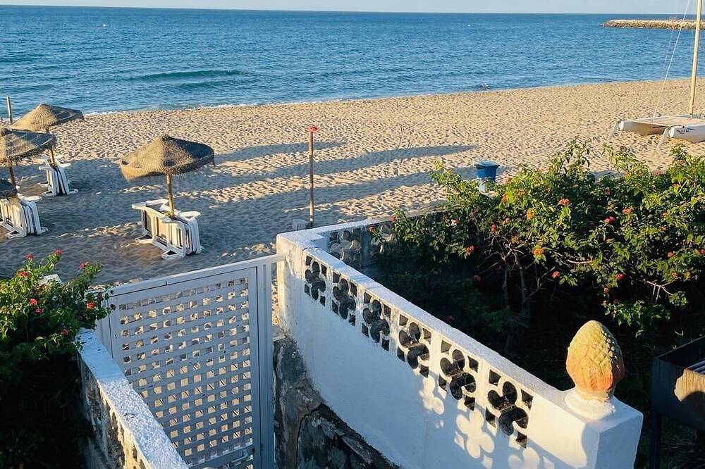 Beautiful villa with sea view, large garden and private access to the beach in Playa de Calahonda, Marbella
