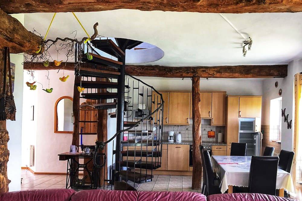 Ganze Wohnung, Geräumige Ferienwohnung mit separatem Eingang und wunderschönem Ausblick in Mechernich, Naturpark Hohes Venn-Eifel