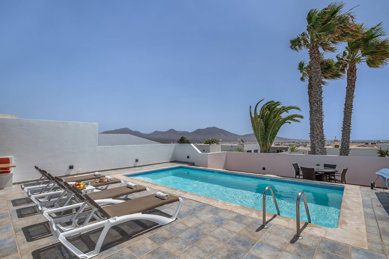 Casa de vacaciones 'Bay View Villa' con piscina privada, terraza privada y Wi-Fi in Playa Blanca, Yaiza