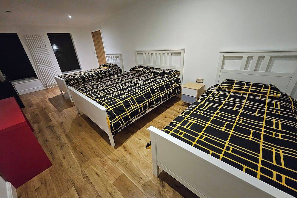 Annexe pool table, air hockey, table tennis, movie in Windsor, Berkshire