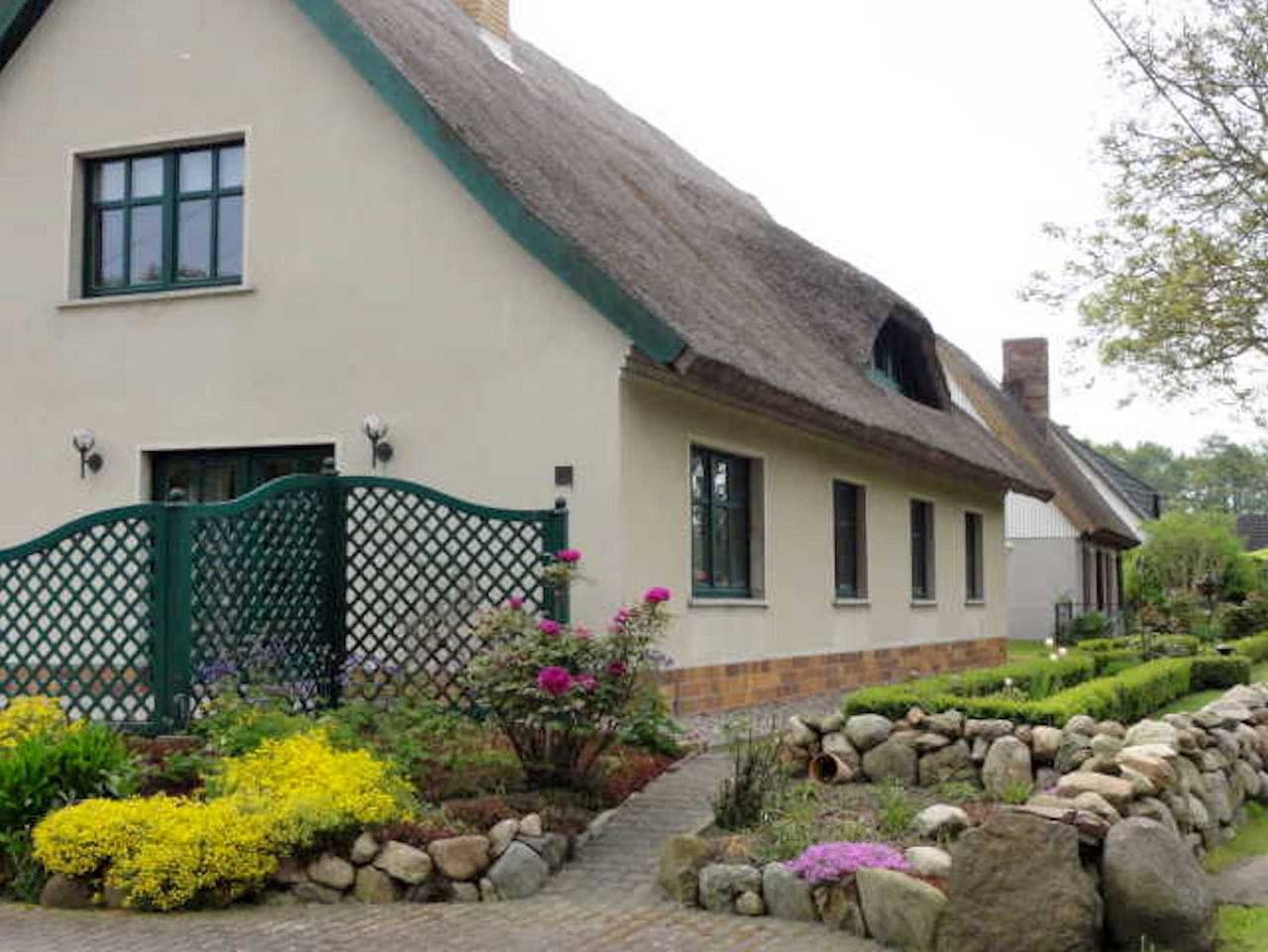 Ganze Ferienwohnung, Reetdachhaus Landhaus Ulrich - Doppelzimmer 25 m² (Gemeinschaftsbad) in Bergen auf Rügen, Bergen auf Rügen und Umgebung