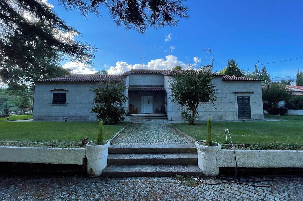 Serene 4-bedroom house with Ac and Wifi in Chaves in Chaves, Vila Real Distrikt