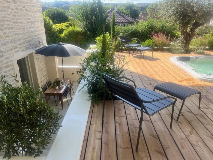 Gîte pour 2 personnes, avec jacuzzi et terrasse ainsi que sauna et jardin