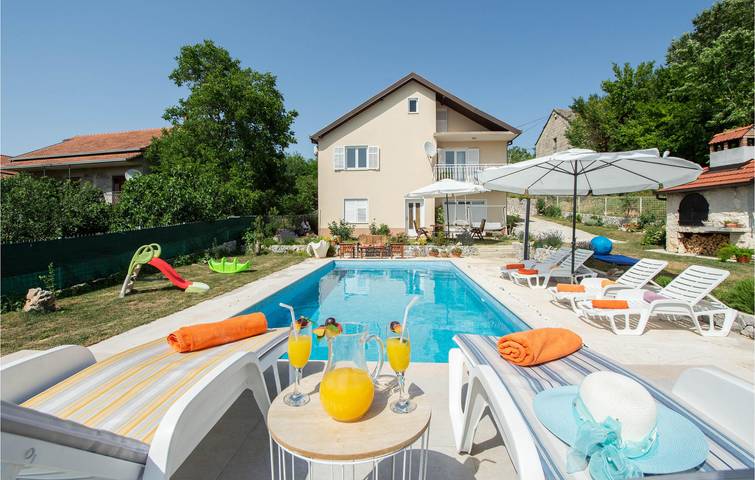 Gemütlich, 2 km von Sinj entfernt: Modernes Apartment mit Terrasse und WLAN in Sinj, Dalmatinisches Zagora
