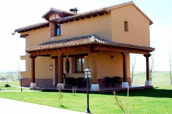 Casa de vacaciones para 4 personas, con jacuzzi además de jardín y sauna en Turégano
