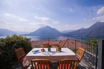 Gîte pour 4 personnes, avec piscine ainsi que terrasse et vue sur le lac dans Perledo