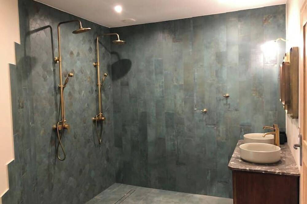 Demeure en pierre avec vue exceptionnelle, piscine et spa privatifs in Lussan, Région de Nîmes