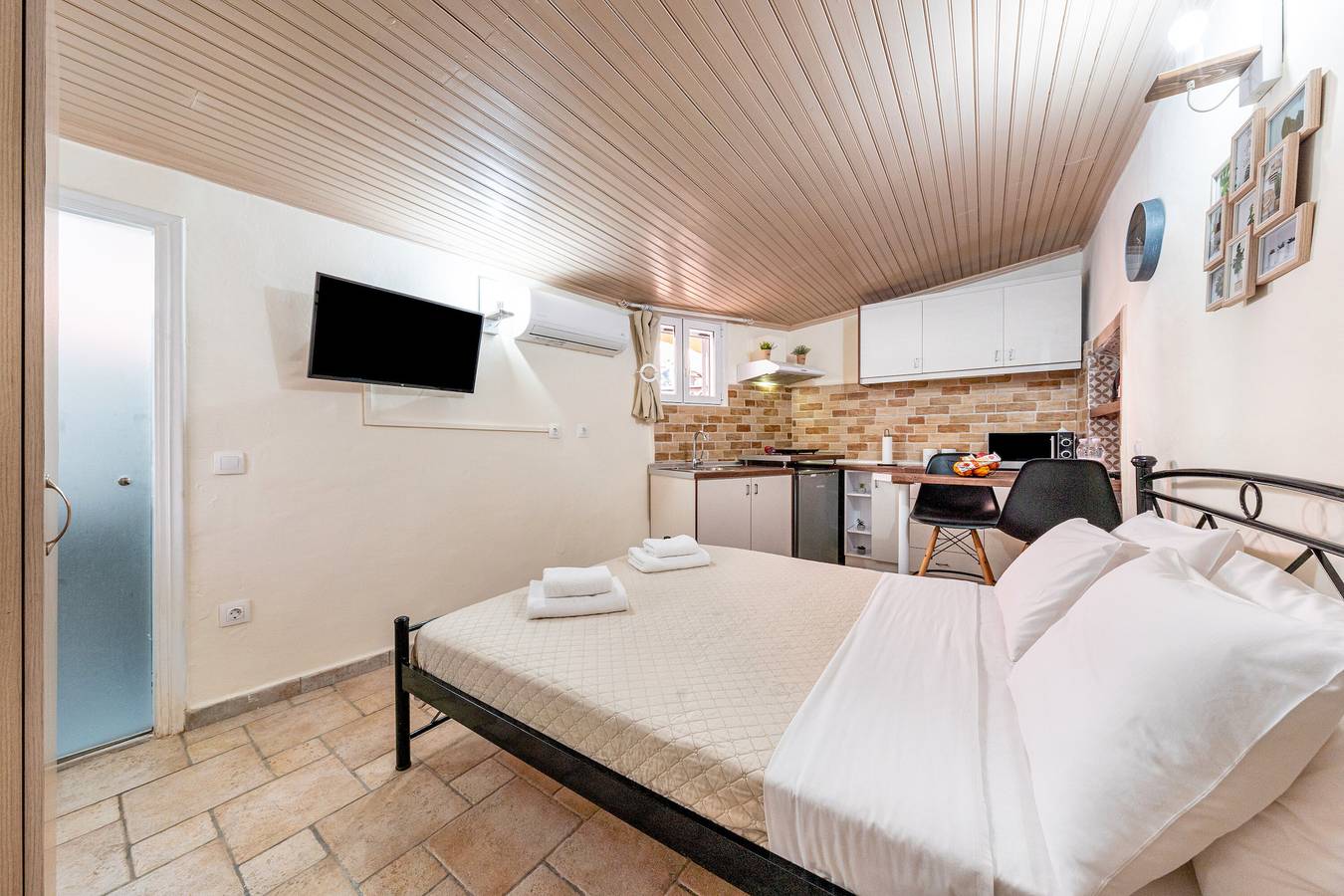 Ganzes Studio, Einzimmerapartment 'Purity' mit gemeinsamer Terrasse, Wi-Fi und Klimaanlage in Korfu (Stadt), Korfu