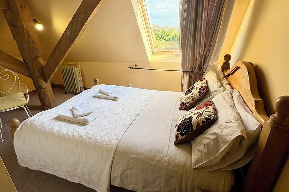 Spacious converted barn perfect for families! in Walberton, South-Downs