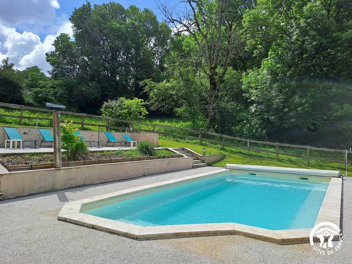 Gîte pour 9 personnes, avec Terrasse ainsi que Jardin et Piscine à Montredon-Labessonnié