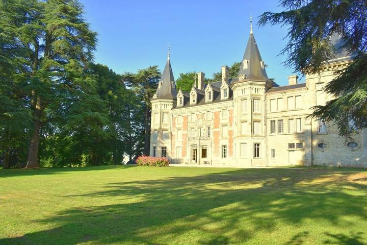 Location de vacances pour 4 personnes, avec Terrasse et Jardin ainsi que Piscine et Vue dans Varambon