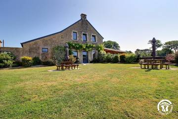 Gîte pour 4 personnes, avec jardin à Theix