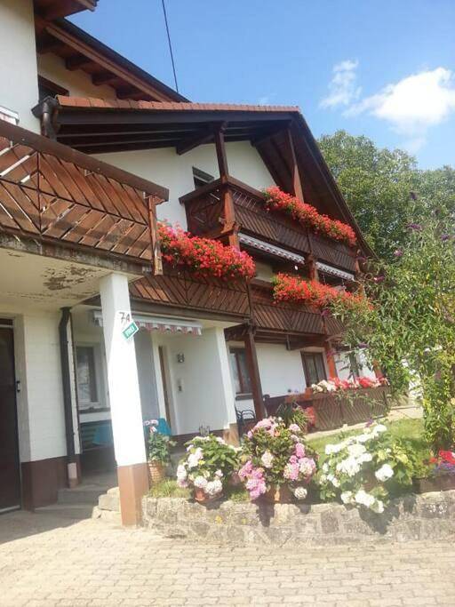 Ferienwohnung für 3 Personen, mit Balkon und Garten sowie Ausblick in Zell im Wiesental