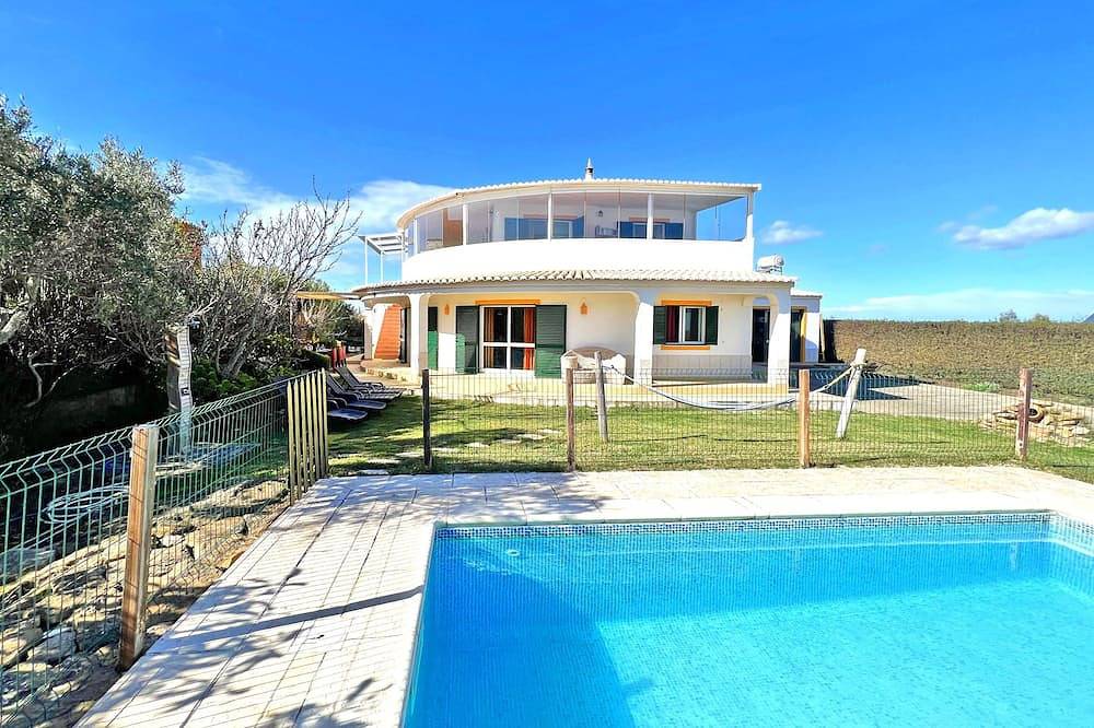 Villa in Praia da Luz, mit Blick auf das Meer, den Pool und den Golf. in Luz, Faro Distrikt