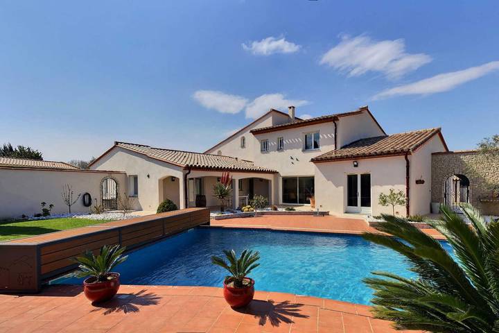 Gîte pour 3 personnes, avec Terrasse ainsi que Jardin et Piscine