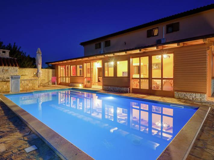 Ferienhaus für 15 Personen, mit Balkon und Balkon/Terrasse sowie Terrasse und Garten in Peroj