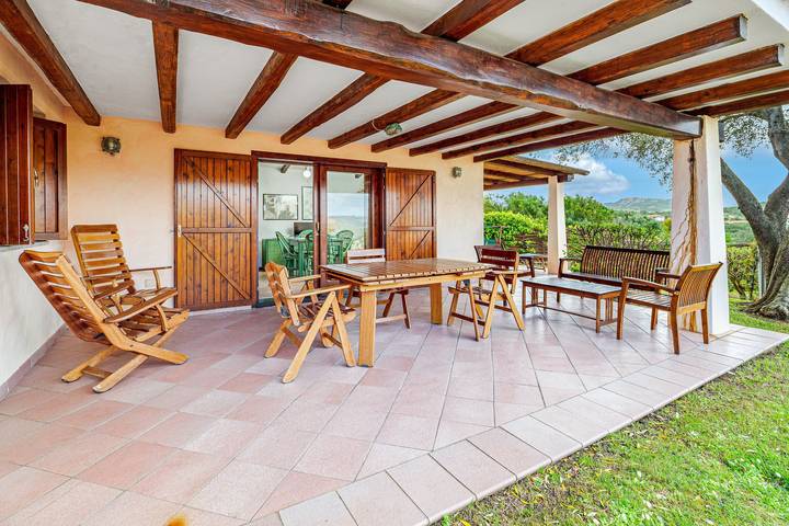Villa 'Rosa' con vista mare, piscina condivisa e Wi-Fi in Baja Sardinia, Arzachena