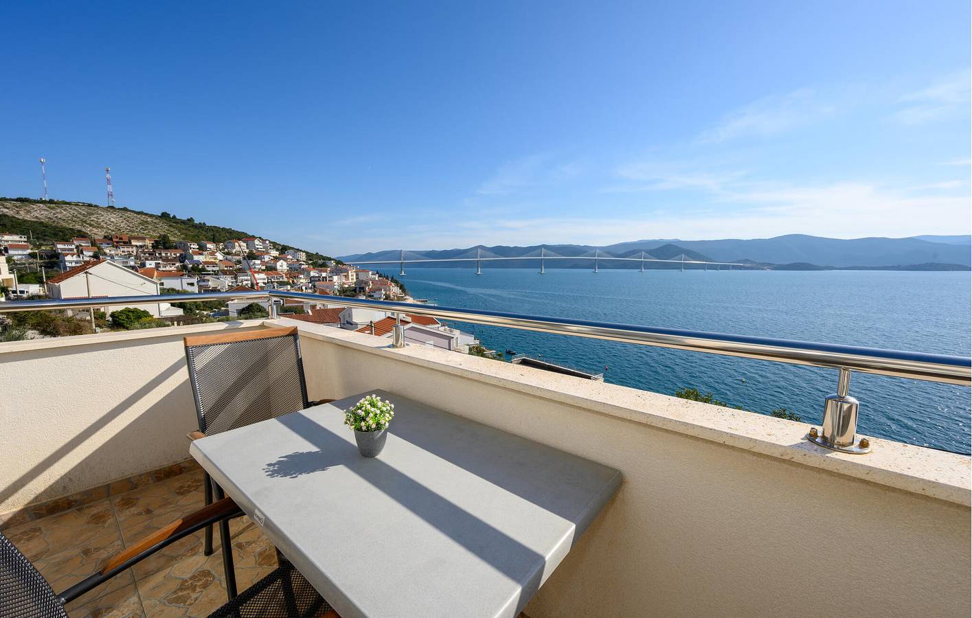 Ganze Ferienwohnung, Gemütliche Wohnung mit Terrasse, WLAN und Parkplatz, 100 m bis zur Küste in Komarna, Dubrovnik-Neretva