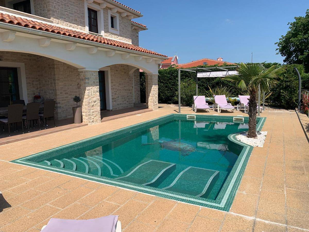 Villa Cecilia - 4 bedrooms, 4 bathrooms, heated inside pool, gym in Lakmartin, Krk