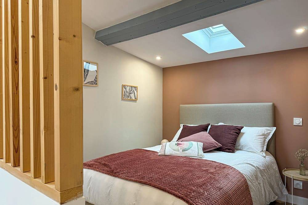 Entire apartment, Cozy Niort Atlas _ Studio under the roofs in Niort, Niort region
