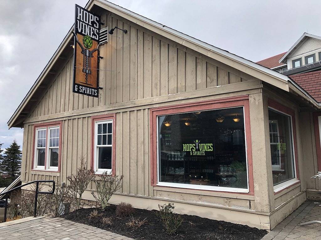 Ganze Wohnung, Remodeled! Mountain Lodge 325 Ski In/Out Condo, Steps to Ballhooter & Village. in Snowshoe, Greenbrier River