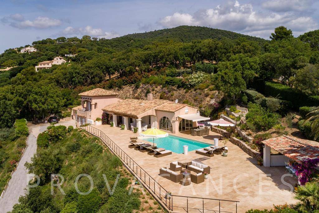 Unique holiday home with pool and panoramic view in Grimaud in Grimaud, Middellandse Zeekust (Frankrijk)