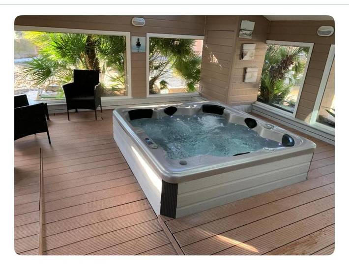 Camping pour 4 personnes, avec Balcon et Jacuzzi ainsi que Terrasse et Jardin
