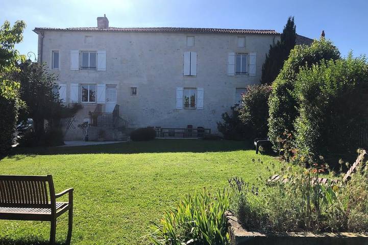 Location de vacances pour 25 personnes, avec Balcon et Jardin à Pons