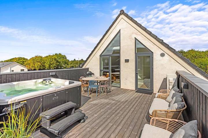 Ferienhaus für 6 Personen, mit Balkon/Terrasse und Whirlpool sowie Terrasse in Blavand