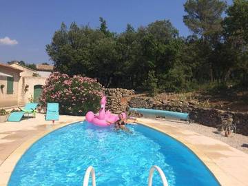 Gîte pour 4 personnes, avec vue ainsi que jardin et piscine à Garéoult