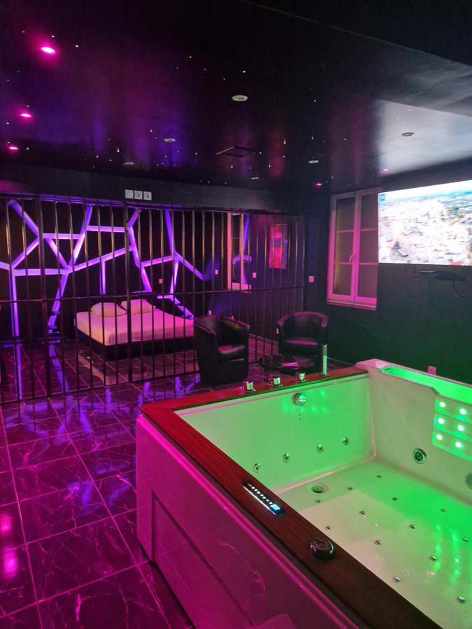 Appartement entier, Suite Coquine avec jacuzzi Yaospa60 in Laigneville, Oise