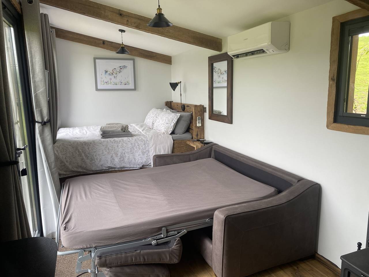 1 Bed Hut - Sleeps 4 - Pets - Parking in Wotton Courtney, Somerset