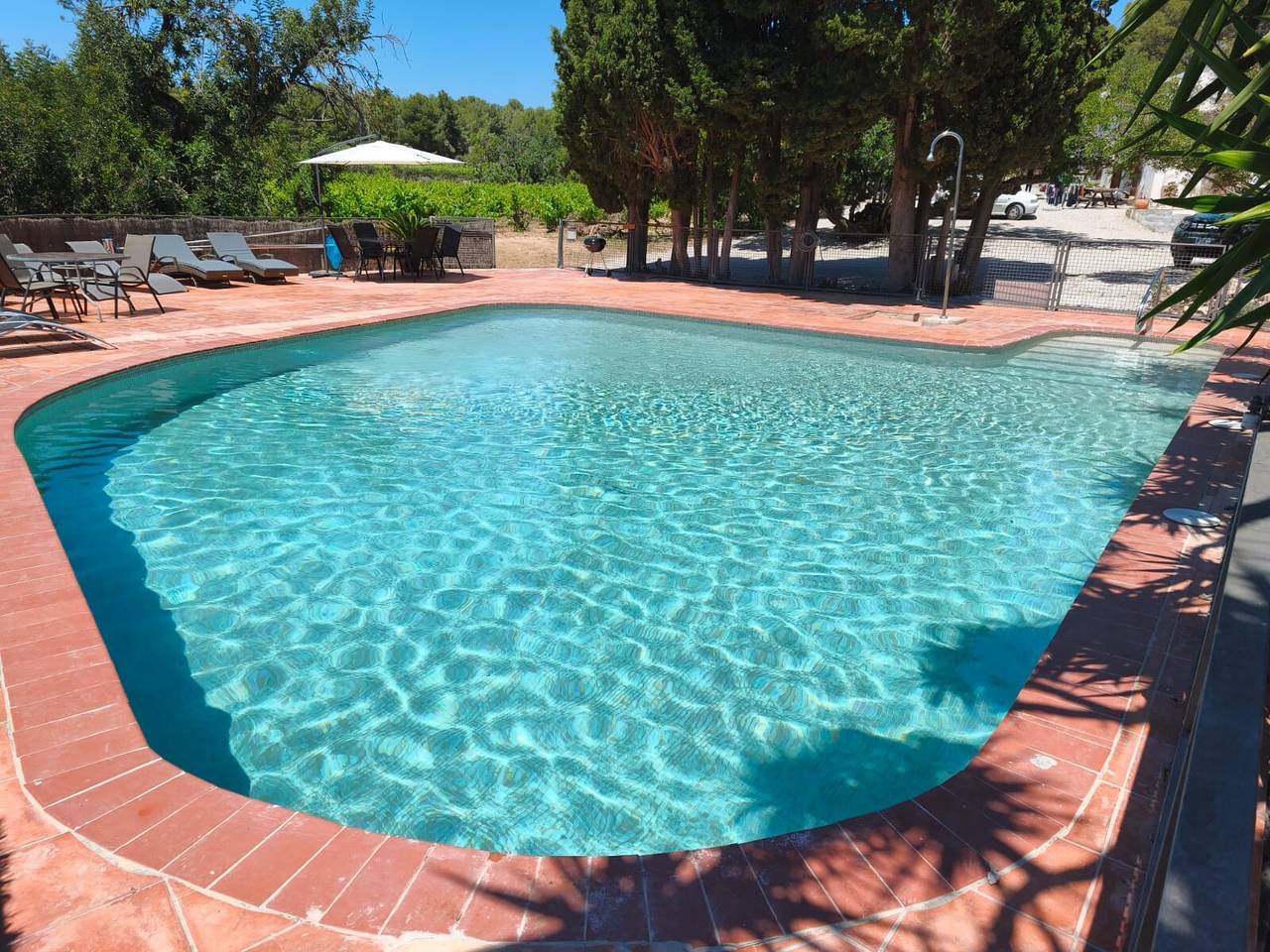 Apartamento entero, Apartamento 'I Els Cucons' con piscina compartida, Wi-Fi y aire acondicionado in San Pedro de Ribas, Garraf