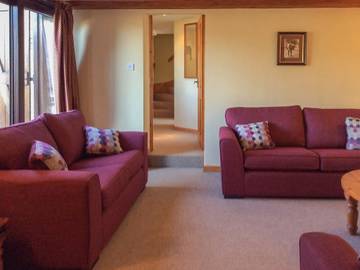 Log Cabin for 8 People in The Cotswolds, South West England, Photo 2