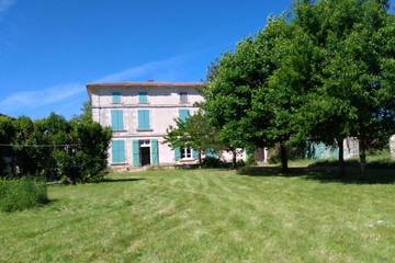 Gîte pour 12 personnes, avec jardin et terrasse, animaux acceptés à Marsais