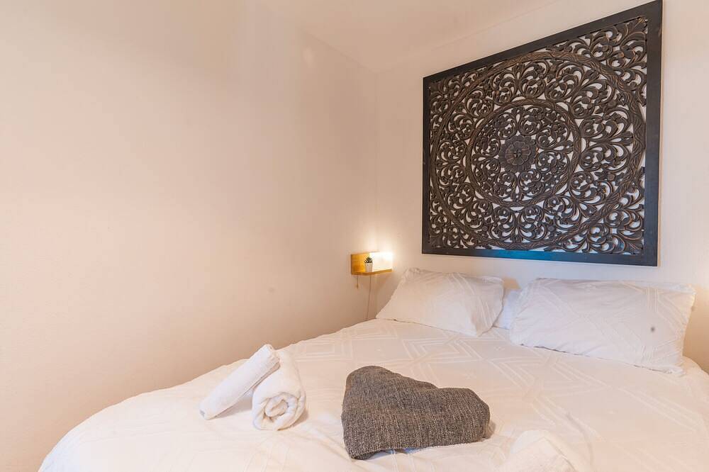 Entire apartment, Charming 2-bedroom house with pool, wifi, Ac in peaceful Eyguières in Eyguières, Arles region