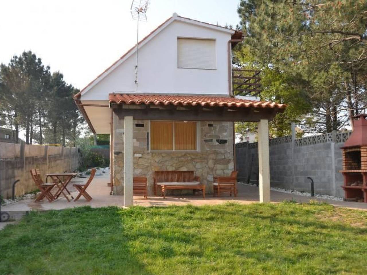Sehr helle Villa in Strandnähe mit großem Garten und überdachter Terrasse in Noalla (Santo Estevo), Sanxenxo