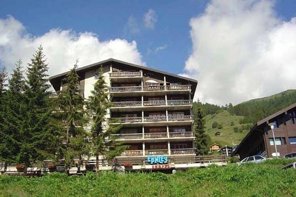 Entire apartment, Studio apartment for 2-4 persons : Living room with 2 sofa-beds and 2 pull-down beds - kitchenette - in Grimentz, Anniviers